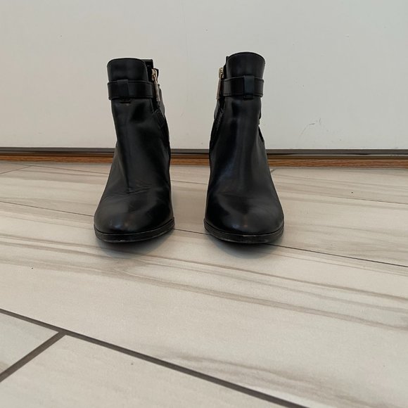 Louise et Cie 'Vianne' Black Ankle Bootie with gold buckle detail size 8.5 - Picture 3 of 8